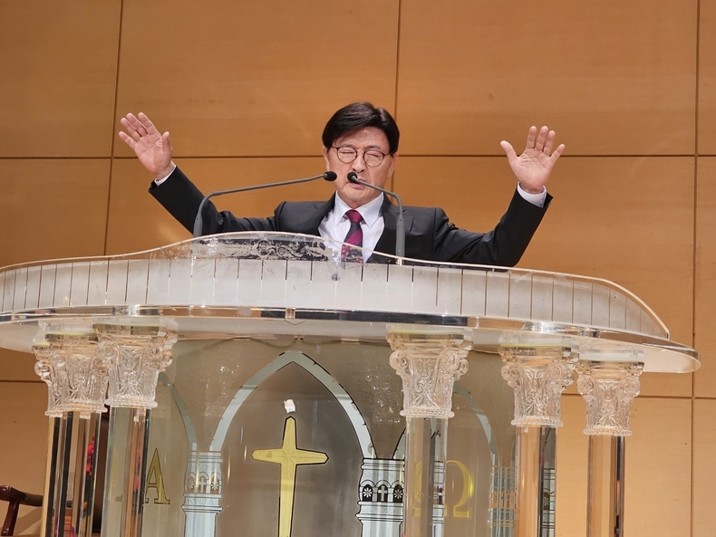 대한기독노인회 상임의장 정서영 목사가 축도를 하고 있다.