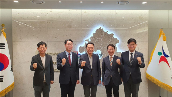왼쪽부터 박세원 경기도의원, 정명근 화성시장, 임태희 경기교육감, 이원욱 국회의원, 김태형 경기도의원