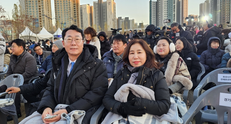 정명근 화성시장(좌측)과 김경희 화성시의회 의장(우측)이 식전행사에 참여하고 있다.(사진=김은숙 기자)