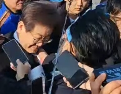 이재명 대표가 기자들과 문답을 진행하던 중 해당 남성이 흉기로 피습을 하고 있다.