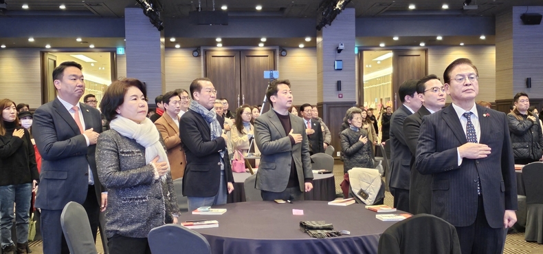 출판기념회에 정우택, 권영세, 윤창현, 조은희, 정희용 의원과 공익 제보자 조명현, 단국대 서 민 교수, 전기총 임영문 대표 등 지지자들이 국민의례를 하고 있다.