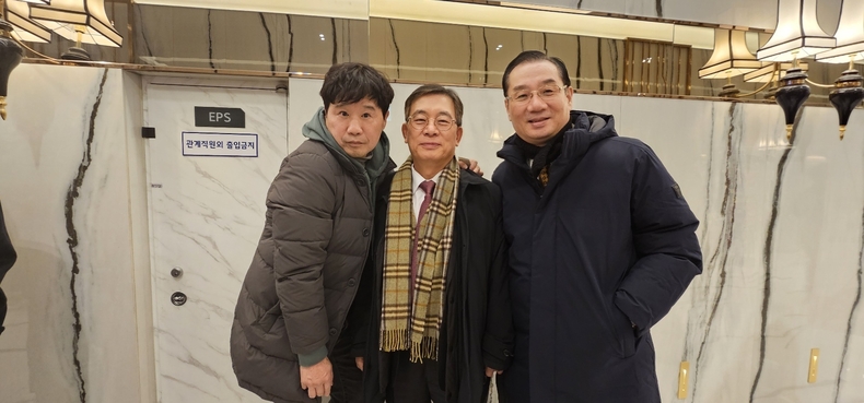 단국대학교 의과대학 서 민 교수(좌측)와 임영문 대표(가운데) 