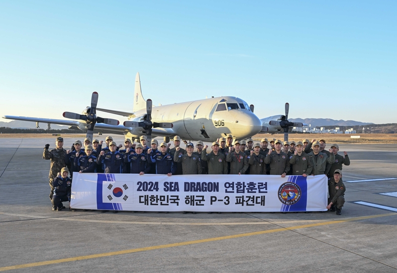 1월 16일(화), 해군항공사령부에서 열린 2024 시드래곤(Sea Dragon) 연합훈련 출정식에서 하성욱 해군항공사령관(앞줄 오른쪽에서 8번째)과 훈련 참가장병들이 임무완수를 다짐하며 기념사진을 촬영하고 있다.<br>
<br>
1월 16일(화), 해군항공사령부에서 열린 2024 시드래곤(Sea Dragon) 연합훈련 출정식에서 김태호 중령(앞에서 두번째)과 훈련 참가 장병들이 하성욱 해군항공사령관에게 경례를 하고 있다.<br>
<br>
1월 16일(화), 2024 시드래곤(Sea Dragon) 연합훈련에 참가하는 P-3 해상초계기가 포항비행기지를 이륙하고 있다.