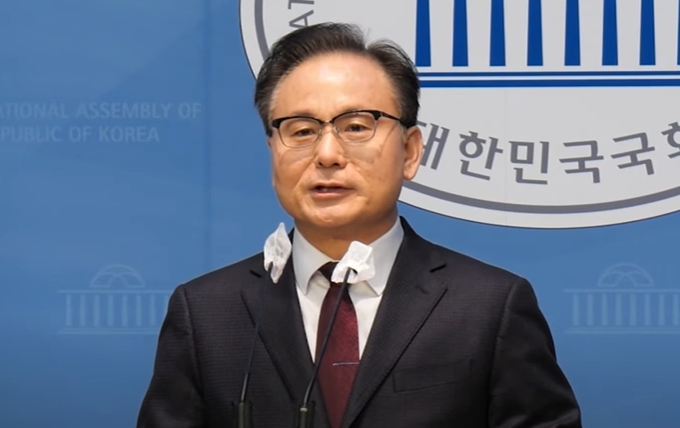하종대 전 KTV 원장이 서울 여의도 국회 소통관에서 제22대 국회의원선거 국민의힘 영등포구 갑 출마선언을 하고 있다. 