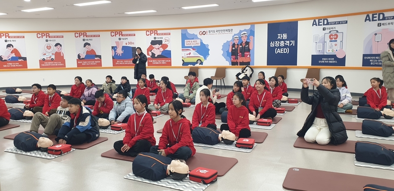 경기도국민안전체험관에서 응급처치를 배우는 중국 학생단체