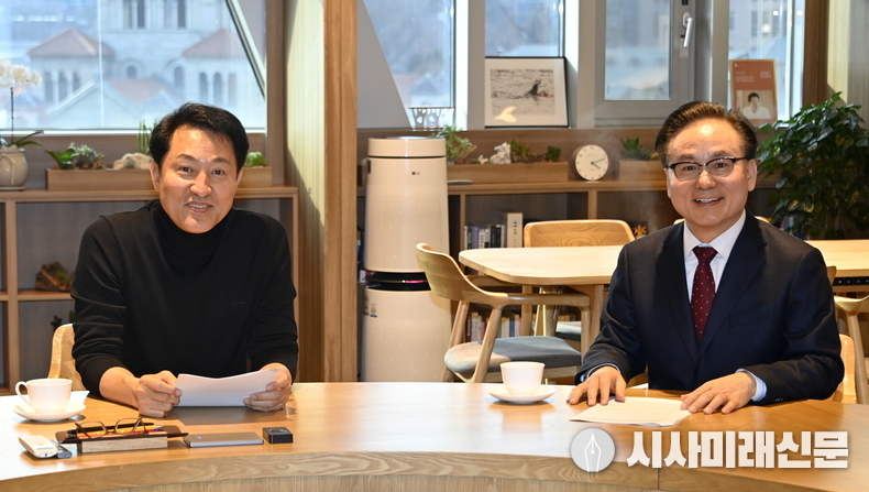 하종대 예비후보가 오세훈 시장과 정책 제안 면담을 하고 있다.