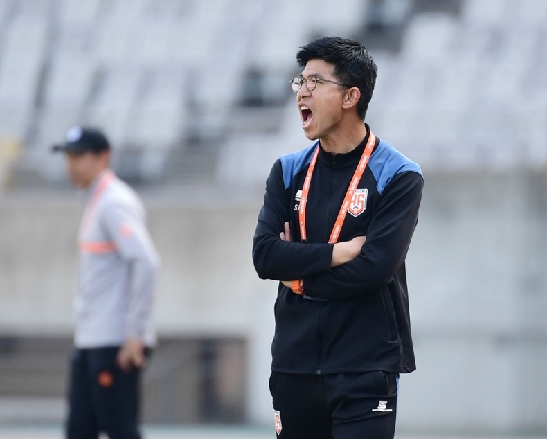 화성FC 주승진 감독이 선수들을 향해 작전을 지시하고 있다