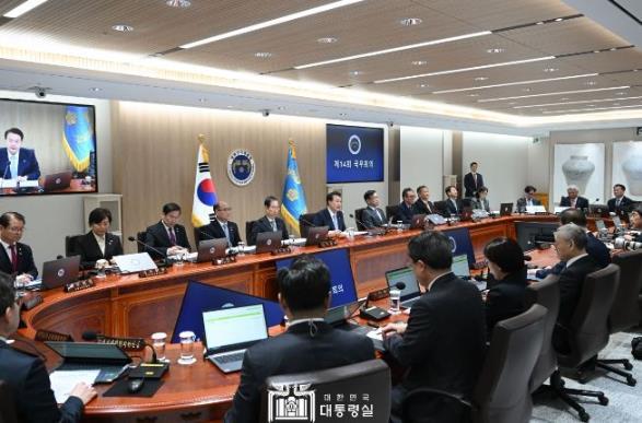 윤석열 대통령이 용산 대통령실에서 2024년도 제14회 국무회의를 주재했다.