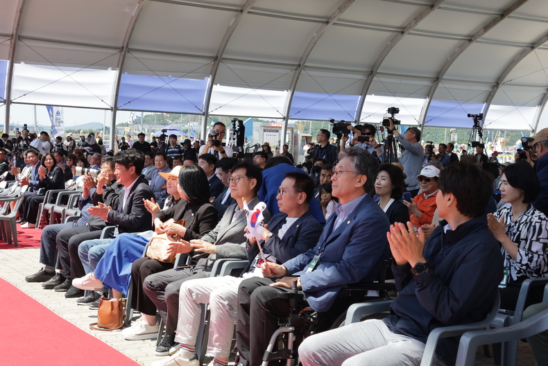 화성 뱃놀이 축제 개막식에 화성시의원들이 시민들과 함께 했다. (사진=김은숙 기자) 