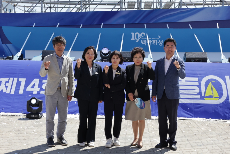 왼쪽부터 유승영 의장(평택시의회), 윤순옥 의장(양평군의회), 김경희 의장(화성시의회), 최정희 의장(의정부시의회), 성길용 의장(오산시의회) (사진=김은숙 기자)
