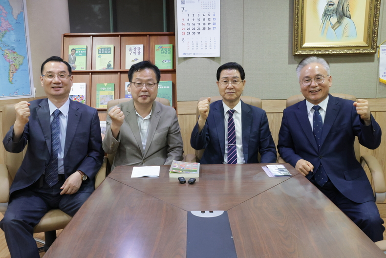 6일 오후 제작 제공자인 심하보 목사와 김채영 감독이 시사미래신문과 인터뷰를 하고 있다.