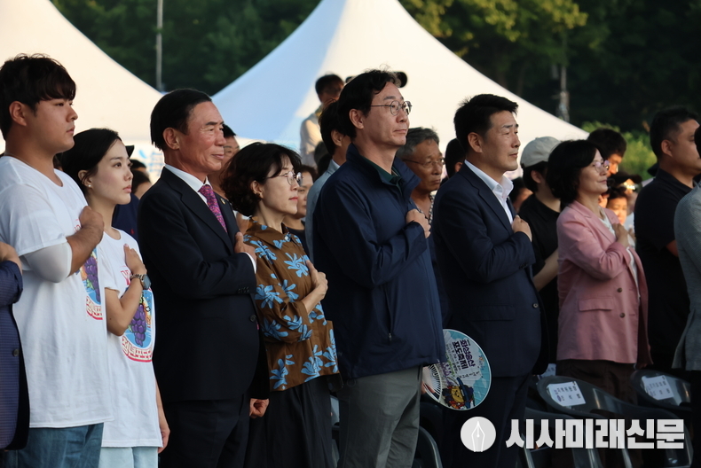제10회 송산포도축제에 참석한 (오른쪽부터) 화성시의회 배정수 의장, 정명근 시장, 부인 이선희 여사(정명근 시장), 화성푸드통합지원센터 이원철 대표이사 (사진=김은숙 기자)