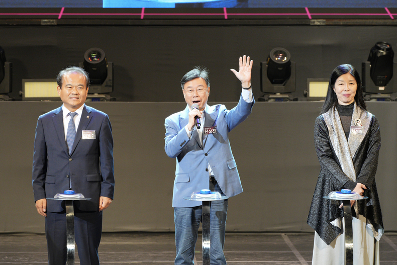 가운데 신상진 성남시장, 사진 우측 서정림 성남문화재단 대표이사, 사진 좌측 이덕수 성남시의회 의장