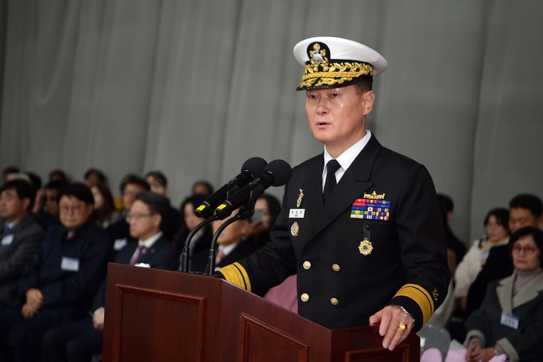11월 29일 제32대 해군 제2함대사령관 허성재 해군소장이 2함대 장병 및 군무원에게 취임사를 하고 있다. (사진 제공, 2함대)