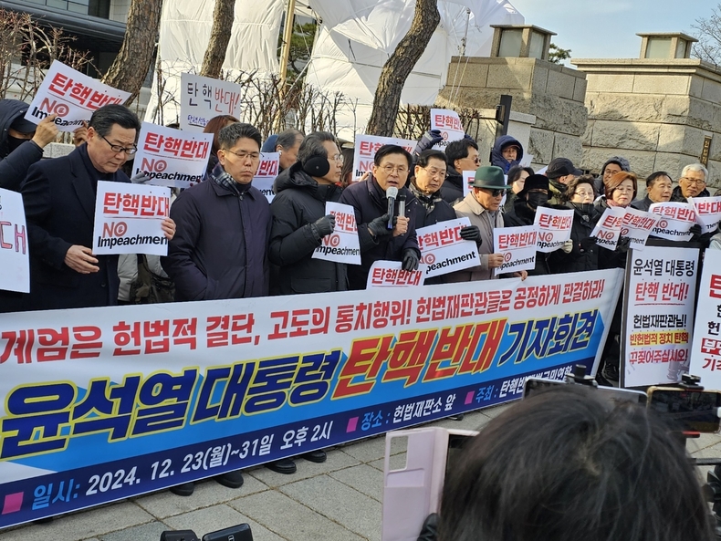 27일 황교안 전 대통령 권한대행과 탄핵반대범국민연합 관계자들이 서울 종로구 헌법재판소 앞에서 윤 대통령 탄핵 반대 기자회견을 하고 있다.