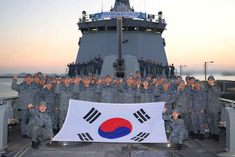 12월 18일 천안함 승조원들이 '해군 포술 최우수 전투함' 선발을 기념하며 천안함 함수에서 기념사진을 촬영하고 있다.