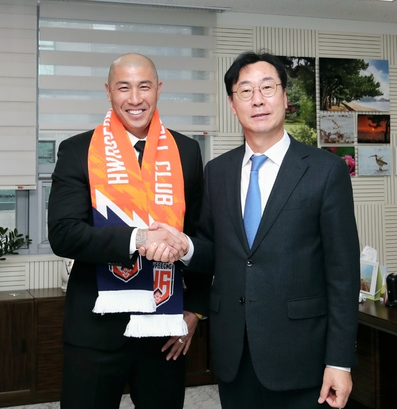 (우) 정명근 화성FC 구단주, (좌) 차두리 화성FC 감독