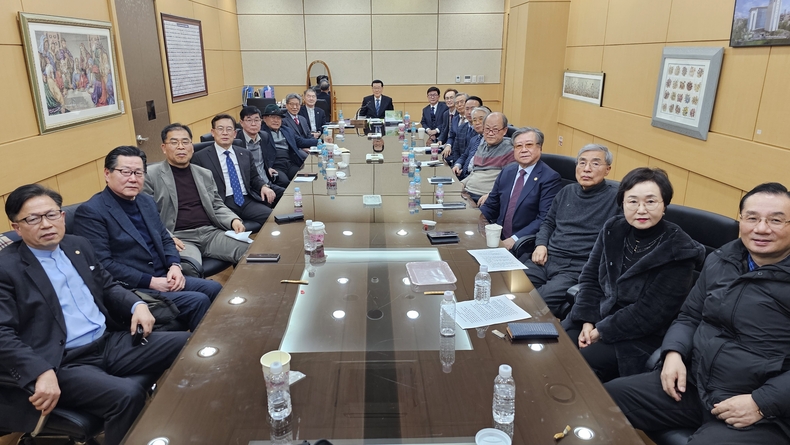 1월13일 한국교회 지도자들이 국가 비상시국기도회를 진행하고 있다.