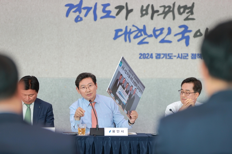 이상일 용인특례시장이 지난해 11월 경기도청에서 열린 정책간담회에서 경기남부광역철도사업의 성공 추진을 위해 2023년 2월 맺은 협약 사진을 보여 주며 김 지사의 적극적인 협력을 요구했다.(사진 제공=용인시)