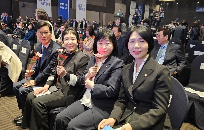화성특례시민의 날 기념식에 참석한 화성특례시의회 시의원들 (좌측부터 이해남, 조오순, 차순임, 최은희) (사진=김은숙 기자)