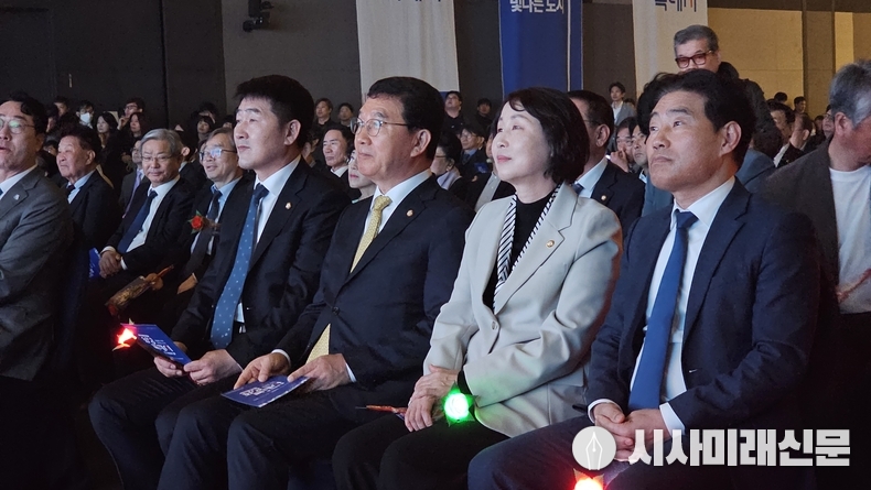 화성특례시민의 날 축하행사에 참석한 시의장들(왼쪽부터 화성시의회 배정수 의장, 국회행정안전위원회 신정훈 위원장, 용인특례시 유진선 의장, 고양특례시의회 김운남 의장)