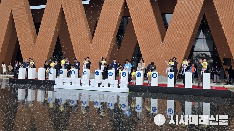 21일 매향리평화기념관 개관식에서 주요 내빈들이 평화와 희망의 메시지를 담은 나비날리기 퍼포먼스를 펼치고 있다(사진=김은숙 기자)