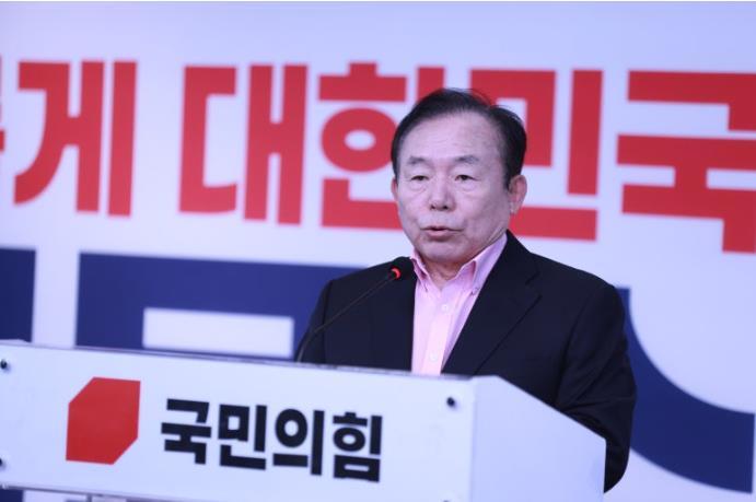 5월20일 이인제 전 경기도지사가 참석하여 격려사를 하고 있다