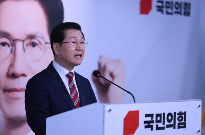 서울시기독교총연합회 심하보 목사가 김문수 대선후보 지지발언을 하고 있다