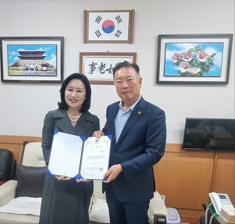 23일 김영 노인체육위원장이 위촉장을 받고 있다.