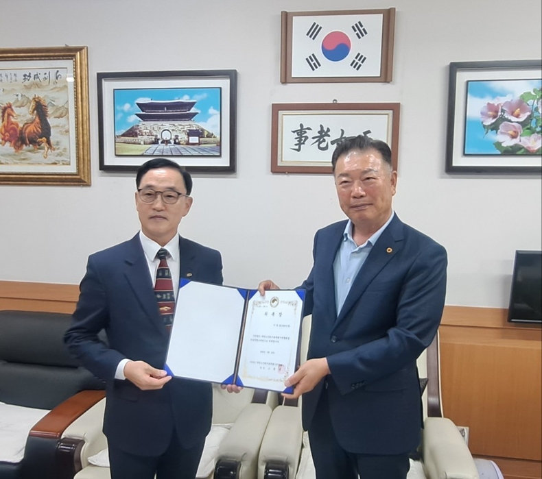23일 김근태 예비역 육군 대장이 위촉장을 받고 있다.
