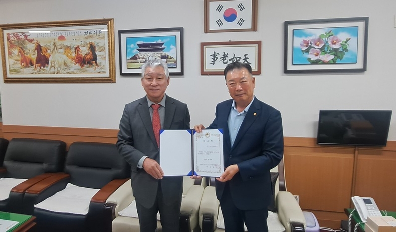 23일 이창효 예비역 육군 대장이 위촉장을 받고 있다.