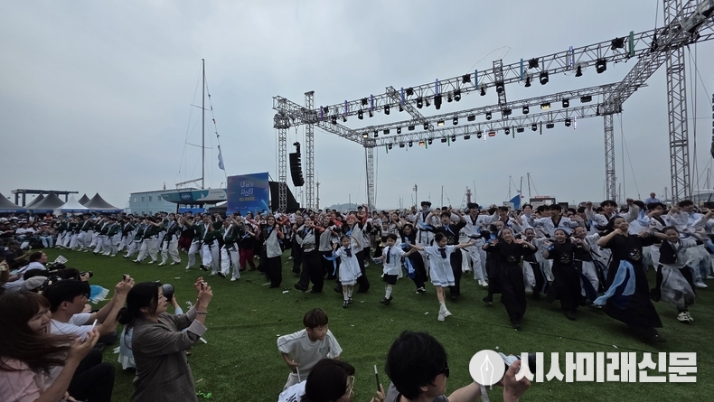 바람의 사신단 경연에 참여한 20개 팀과 방문객들이 플레시몹에 함께 참여하고 있다. (사진=김은숙 기자)