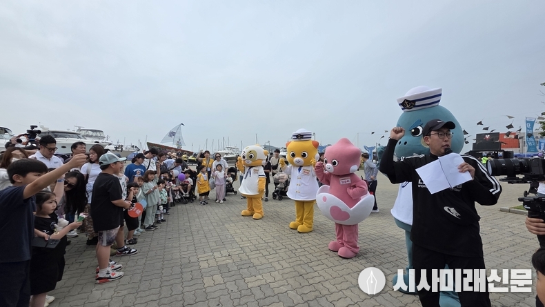 화성특례시 마스코트 코리요를 홍보하며 방문한 어린이들에게 퀴즈를 내고 상품을 주는 활동을 하고 있다.(사진=김은숙 기자)
