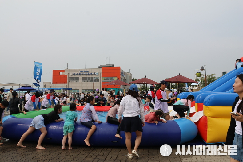 방문객들이 시원한 물놀이를 하고 있다. (사진=김은숙 기자)