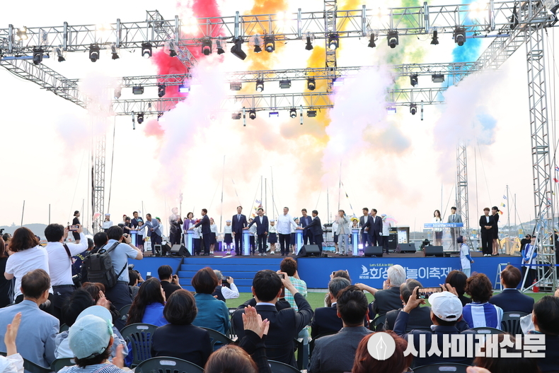 제15회 화성뱃놀이축제 개막식에서 내외 귀빈들이 메인무대에서 퍼포먼스를 진행하고 있다. (사진=김은숙 기자)