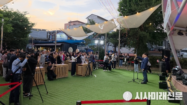 5일 야맥축제 개막식에서 이권재 시장과 오색시장 상인회 김주현 회장 및 내빈들이 건배사를 하고 있다. (사진=김은숙 기자)