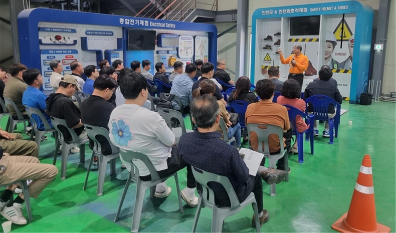 화성시 중소 제조업체의 사업주 및 관리감독자들이 산업안전관리 집체교육을 받고 있다.