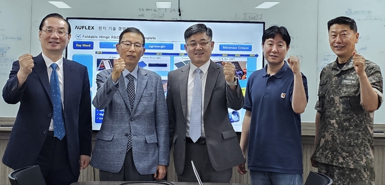 왼 쪽에서 두번째 배동용 고문. 세번째 해군대 김성환 총장(해사46기). 오른쪽 이상근 대령(해사49기)