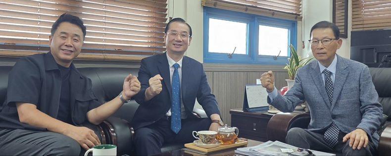  해군대학 재단법인 추진위 임원들이 결의를 다지고 있다.