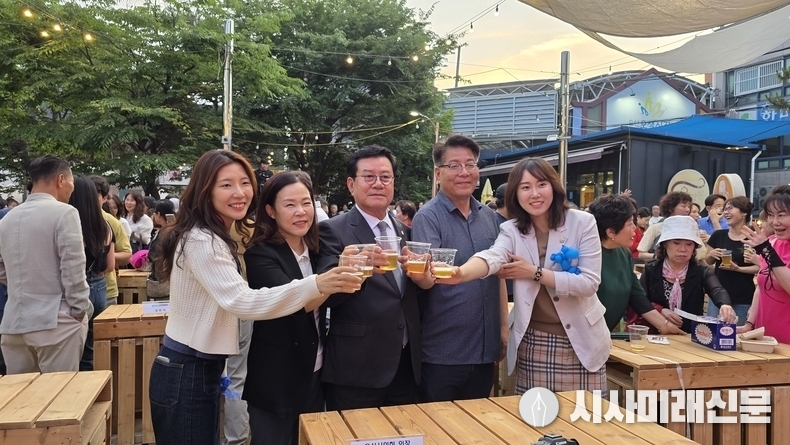 지난 5일 야맥축제에서 오산시의회 시의원들이 건배하고 하고 있다. (사진=김은숙 기자)