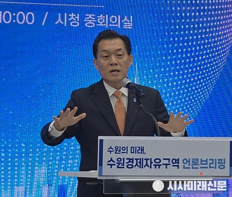 취임3주년 언론브리핑에서 기자들의 질문에 답변하고 있는 이재준 수원특례시장 (사진=김은숙 기자)
