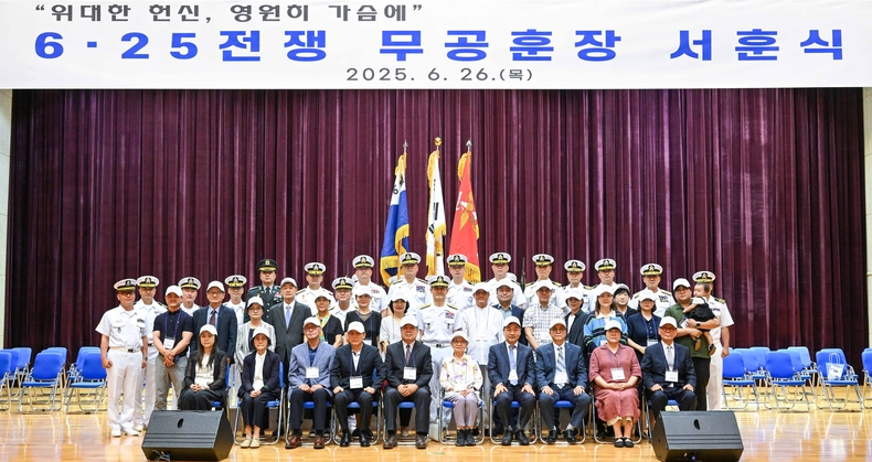 6월 26일(목) 해군본부에서 거행된 6ㆍ25전쟁 무공훈장 서훈식에 참석한 참전용사 유가족들과 양용모 해군참모총장 등 서훈식 참석자들이 기념촬영을 하고 있다.