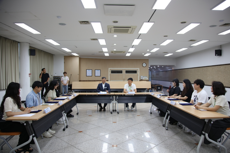허숭 안산도시공사 사장과 정보공개 모니터단이 회의를 하고 있다.(사진=안산도시공사 제공)