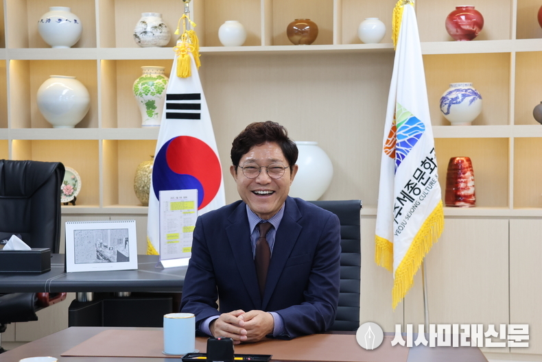 여주세종문화관광재단 이순열 이사장이 여주시기자단협회와의 차담회에서 활짝 웃고 있다. (사진=김은숙 기자)