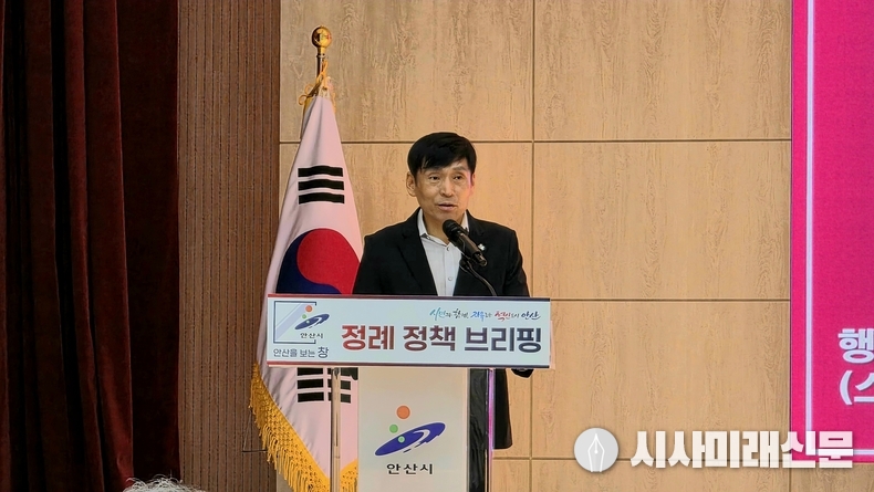 전덕주 행정안전교육국장이 강소형 스마트도시 조성사업 공모 선정에 따른 AI첨단기술 스마트도시 조성에 관해 설명하고 있다.(사진=김은숙 기자)