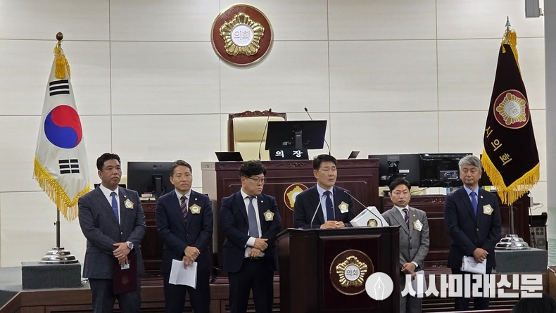 화성특례시의회 의정활동 공유회에서 배정수 의장이 각 상임위원회 위원장들과 함께 기자들의 질의에 답변하고 있다. (사진=김은숙 기자)
