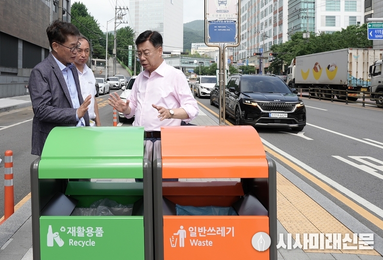 신상진 성남시장이 지난 6월 27일 거리에 설치한 쓰레기통에 대한 점검을 벌이고 있다.(사진=성남시청 제공)