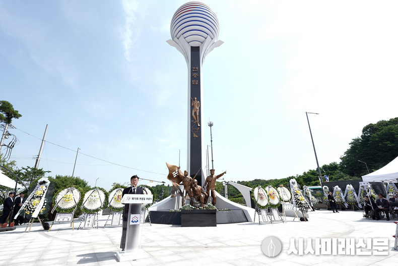 신상진 성남시장이 제70회 현충일을 맞이해 성남시청 내 부지로 새롭게 이전된 현충탑 앞에서 추념사를 낭독하고 있다.(사진=성남시청 제공)