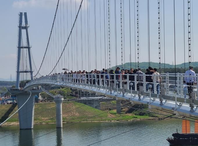 여주 남한강 출렁다리 방문객이 100만 명을 돌파했다. (사진=여주시청)