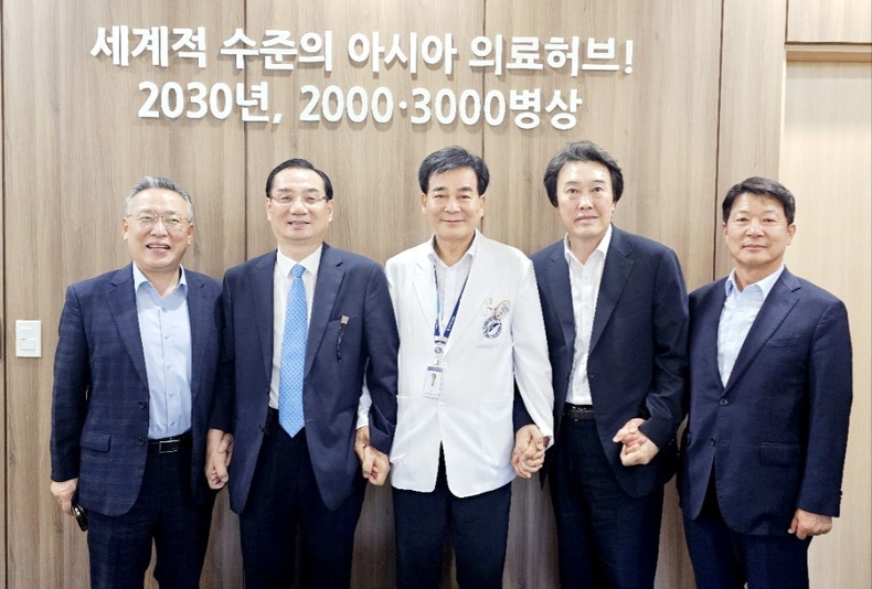<strong>좌측부터 해군대학 재단설립 추진위원회</strong>의 <strong>박천억</strong>(전 해군대 총장·해사 42기) 부위원장 <strong>강진복</strong>(해군자문위원) <strong>하충식 의장(</strong>창원 한마음병원) 대외협력부장 <strong>빈대욱</strong>(해군자문위원·남서울대 교수) <strong>정우성</strong>(전 해군대 총장·해사 39기)